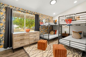 3 habitaciones, escritorio y tabla de planchar con plancha