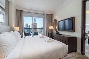 1 quarto, cofres nos quartos, ferros/tábuas de passar roupa