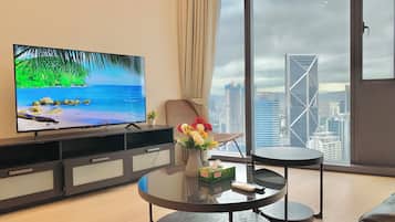 Smart TV de 42 pulgadas con canales por cable, tenis de mesa y libros