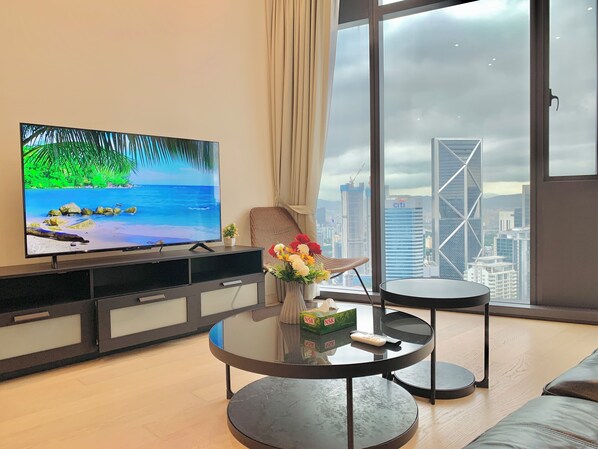 TV connectée, table de tennis de table, livres