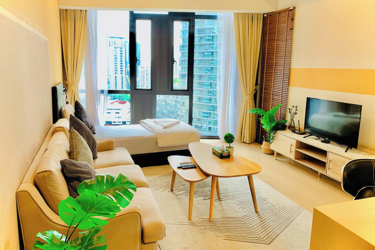 Departamento superior, vista a la ciudad | Área de sala de estar | Smart TV de 42 pulgadas con canales por cable, tenis de mesa y libros