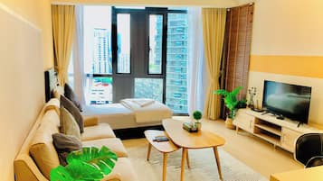 Superior Apartment, City View | Ruang tamu | 42 inci sebuah televisyen pintar dengan kabel, meja ping pong, buku-buku