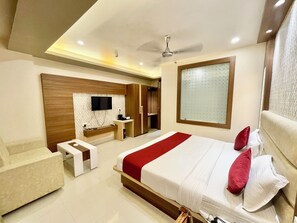 Premium bedding, desk, laptop workspace, soundproofing - Hotel KP - near Sea Beach Puri (Puri)