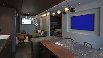 Superior Studio Suite | Private kitchen | Fridge, microwave, stovetop, cookware/dishes/utensils