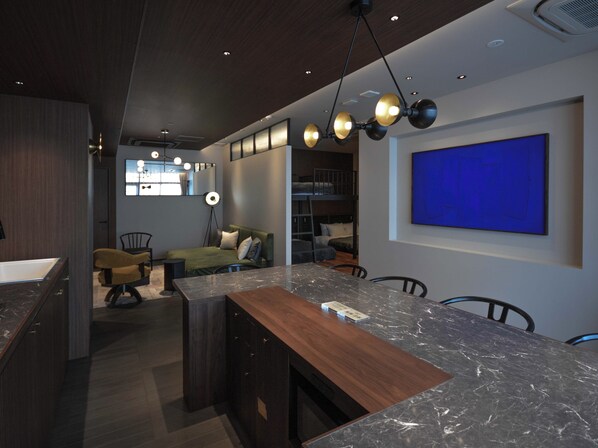 スーペリア スタジオスイート | 専用キッチン | 冷蔵庫、電子レンジ、コンロ、調理器具と食器