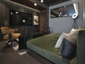 Studio Suite Superior | Khu phòng khách | Smart TV 60-inch có truyền hình kỹ thuật số, dịch vụ stream 