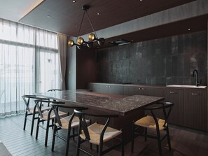 Studiosuite – superior | Spiseområde på rommet