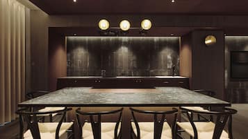 Superior Studio Suite | In-room dining