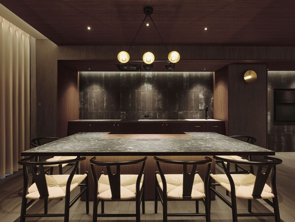 Superior Studio Suite | In-room dining