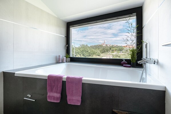 Dusche, Haartrockner, Handtücher