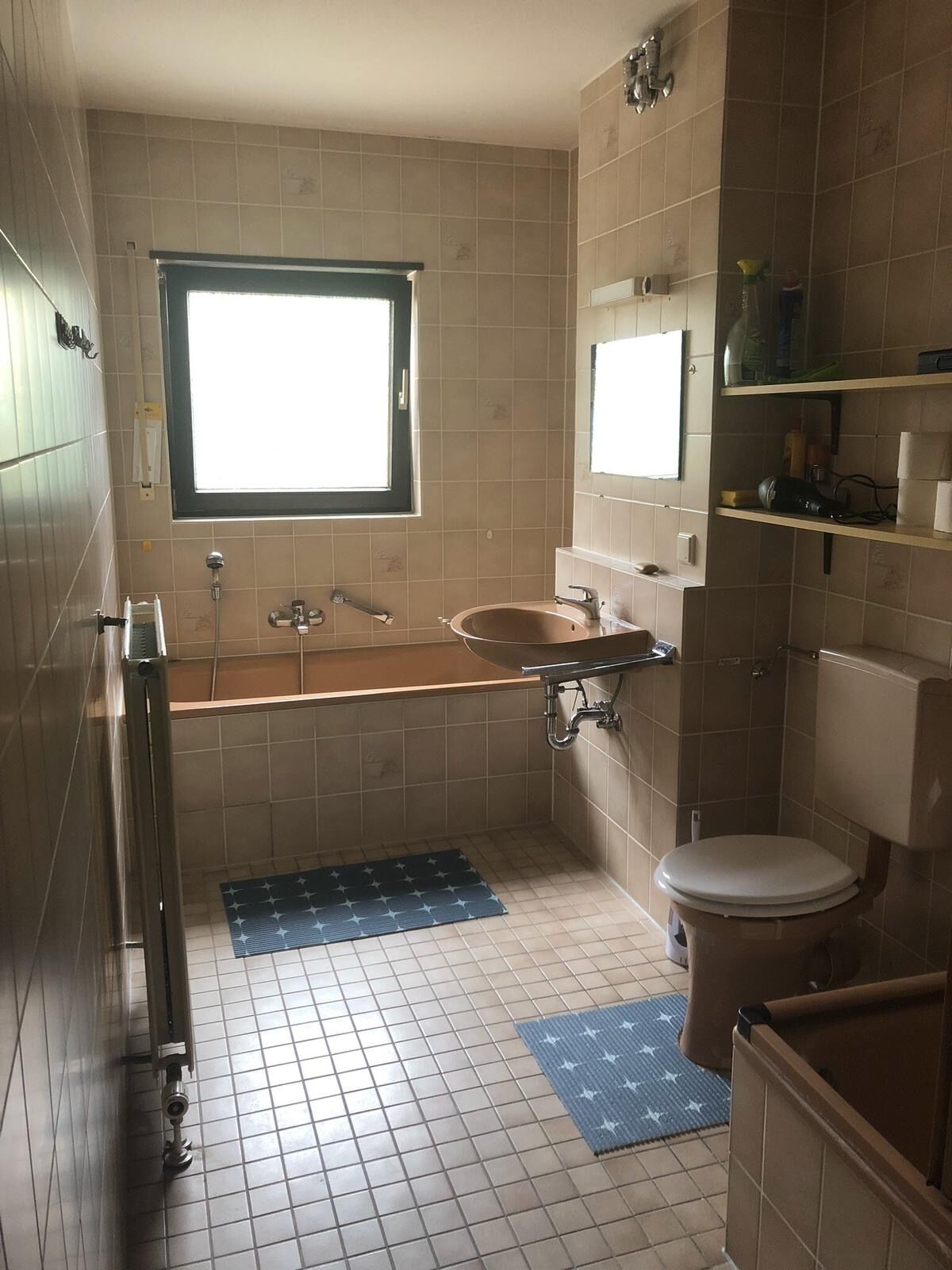 Hårføner, håndklær, såpe og toalettpapir