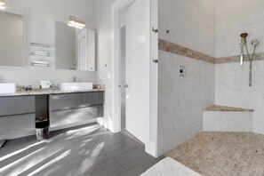 Dusche, Haartrockner, Handtücher, Seife