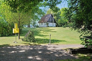Property grounds - Holiday Home 'Ferienhaus Kitzklause' with Private Terrace, Shared Garden and Wi-Fi (Walkendorf)