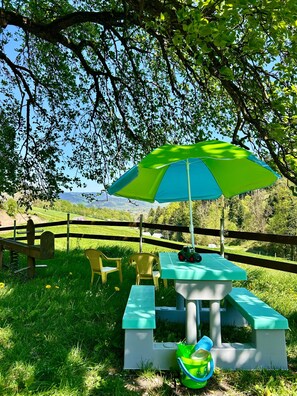 Children’s area - Bergquelle Apartment with Mountain View, Private Terrace and Wi-Fi (Kirchzarten)
