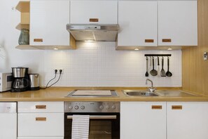Fridge, microwave, oven, stovetop - Bergquelle Apartment with Mountain View, Private Terrace and Wi-Fi (Kirchzarten)