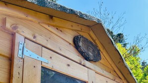 A wooden structure with a window and a hanging planter with flowers. - Apartment Lavendel with Mountain View, Shared Terrace and No Wi-Fi (Kirchzarten)