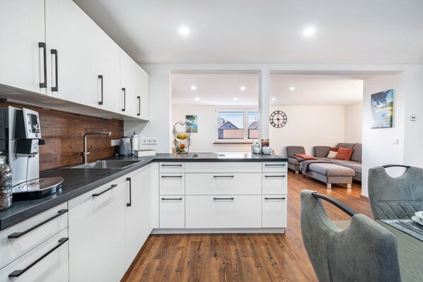 Fridge, oven, stovetop, dishwasher