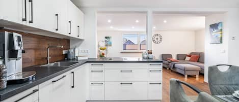 Geladeira, fogão, cooktop, lava-louças