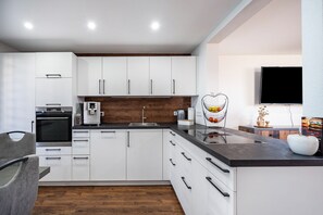 Refrigerador, horno, parrilla de estufa y lavavajillas 