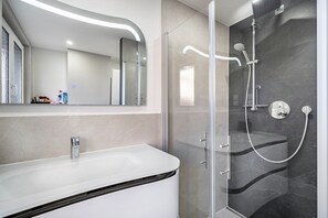Ducha, artículos de tocador gratuitos, secador de pelo, toallas