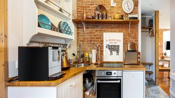 KĂŒhlschrank, Mikrowelle, Ofen, Herdplatte