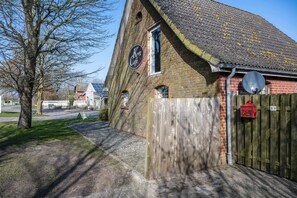 Exterior - Apartment 'Koogbutze' with Shared Terrace and Shared Garden (Wesselburenerkoog)