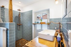 Shower, hair dryer, towels - Apartment 'Koogbutze' with Shared Terrace and Shared Garden (Wesselburenerkoog)