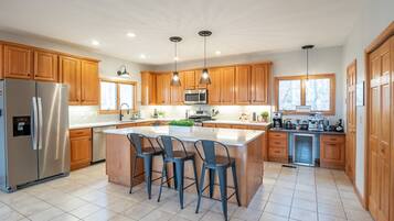 Jääkaappi, uuni, liesi, astianpesukone