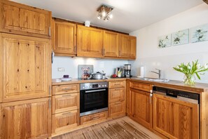 Frigorifero, forno, piano cottura, lavastoviglie