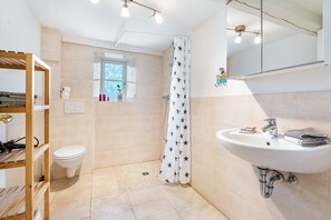 Douche, séchoir à cheveux, serviettes fournies