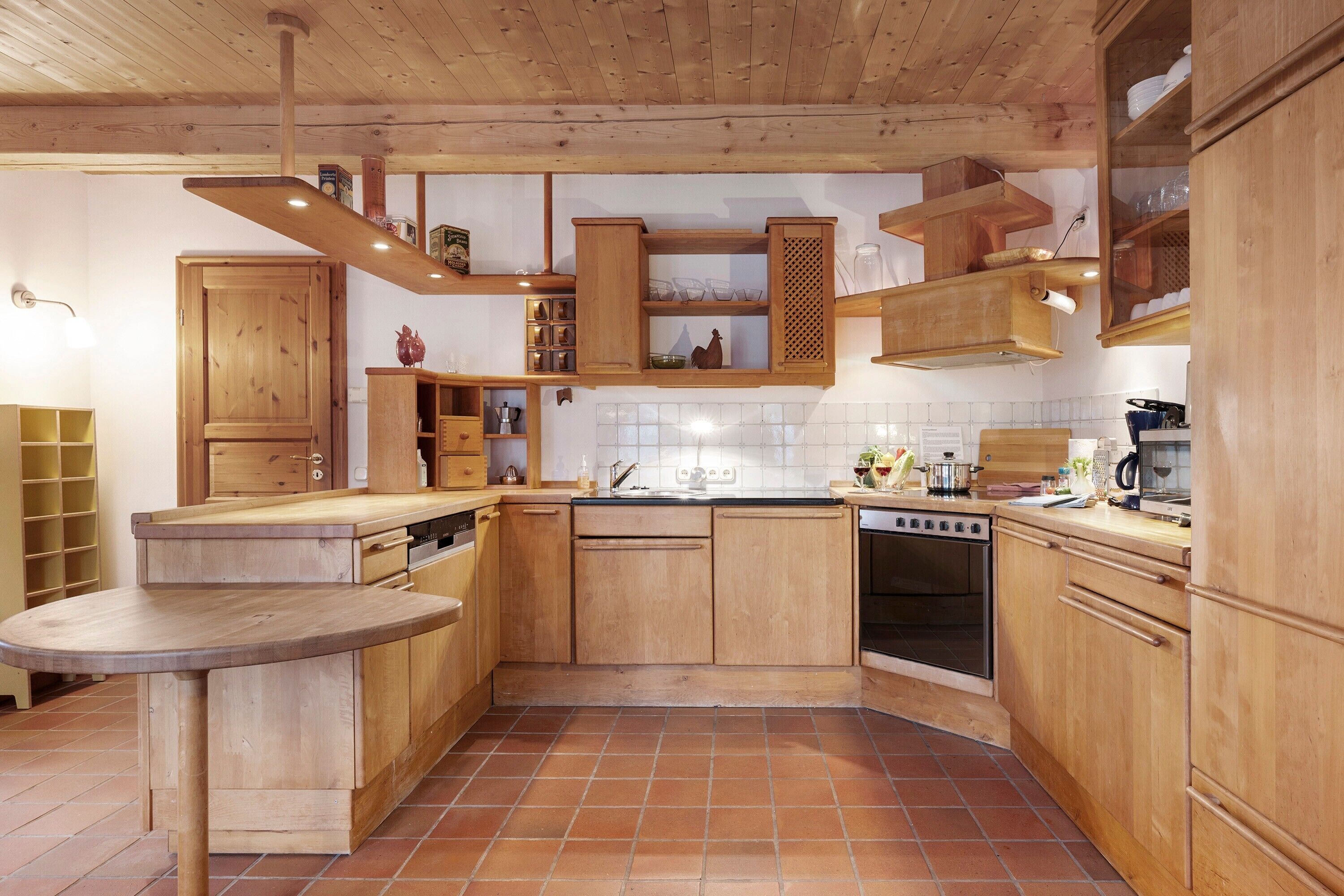 Coffee/tea maker, fridge, oven, stovetop