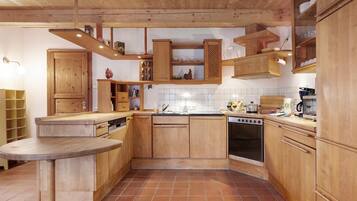 Coffee/tea maker, fridge, oven, stovetop