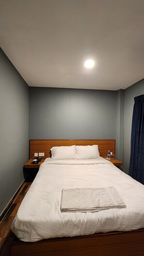 Deluxe Double Room, City View | 1 bedroom, laptop workspace