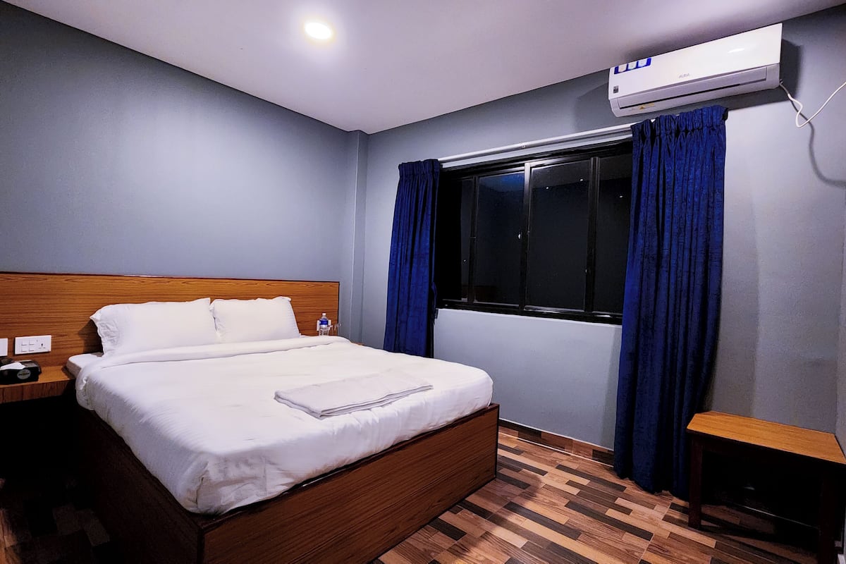 Deluxe Double Room, City View | Laptop workspace