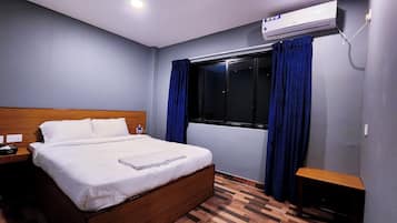 Habitació doble Deluxe, vistes a la ciutat | Espai de treball apte per a portàtils