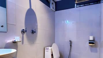 Habitació doble Deluxe, vistes a la ciutat | Bany | Assecador de cabells, sabatilles, tovalloles i sabó