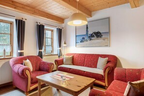 TV - Apartment 'Haus Mühlenhof 5' with Shared Garden and Wi-Fi (Hillgroven)