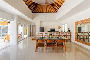 Microondas, horno, placa de cocina, tetera/pava eléctrica