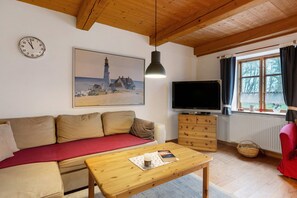 TV - Apartment 'Haus Mühlenhof 4' with Private Terrace, Shared Garden and Wi-Fi (Hillgroven)