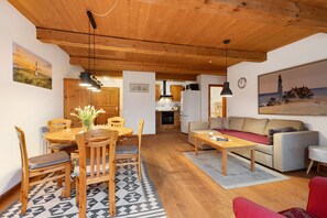 TV - Apartment 'Haus Mühlenhof 4' with Private Terrace, Shared Garden and Wi-Fi (Hillgroven)