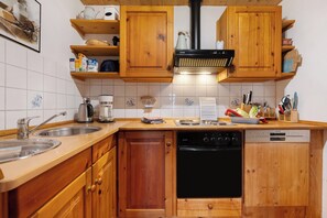 Kjøleskap, ovn, kokeplater og oppvaskmaskin