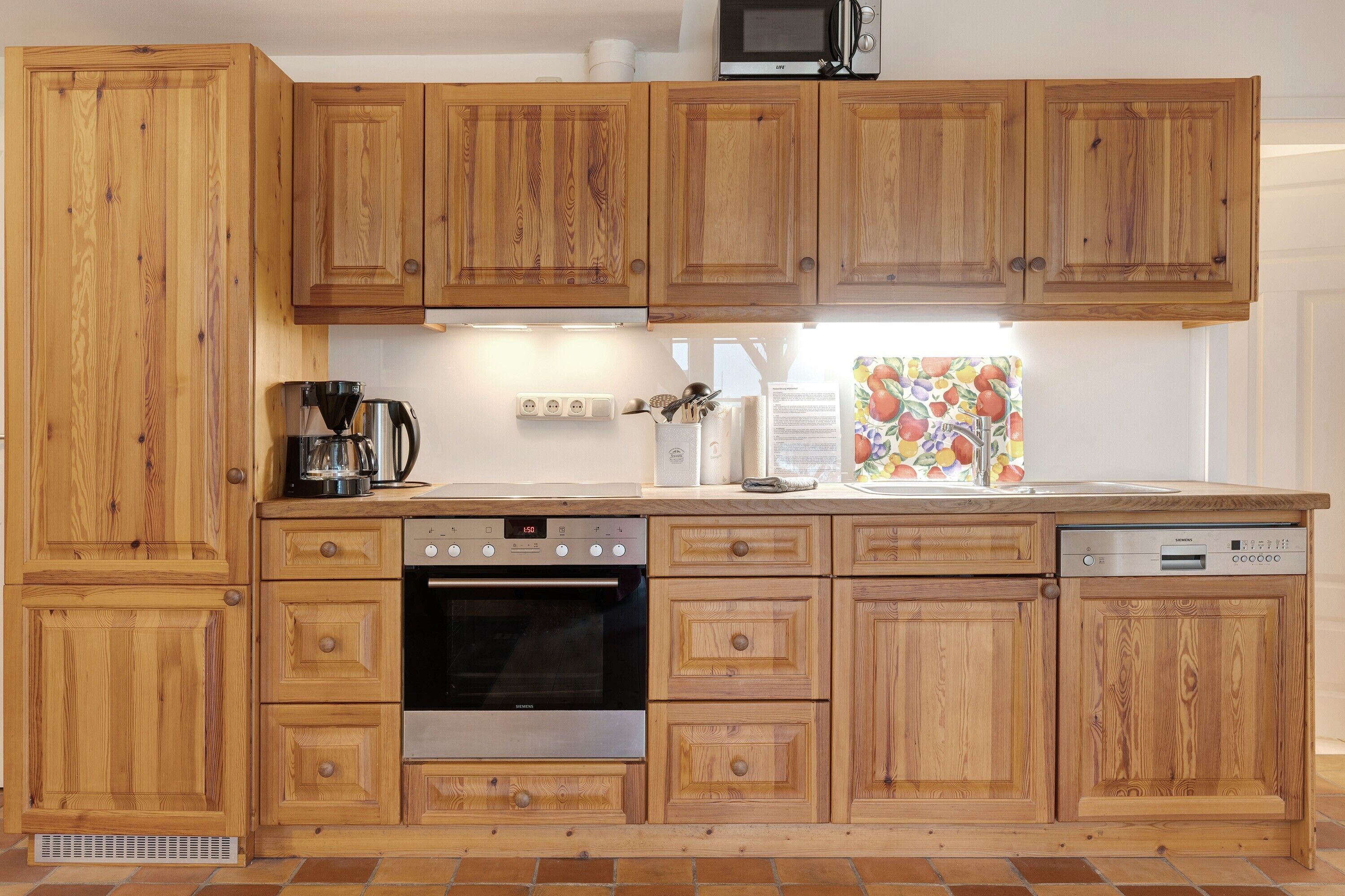 Een koelkast, een oven, een kookplaat, een vaatwasser