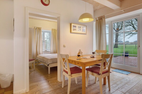 1 slaapkamer, een strijkplank/strijkijzer, gratis wifi, beddengoed