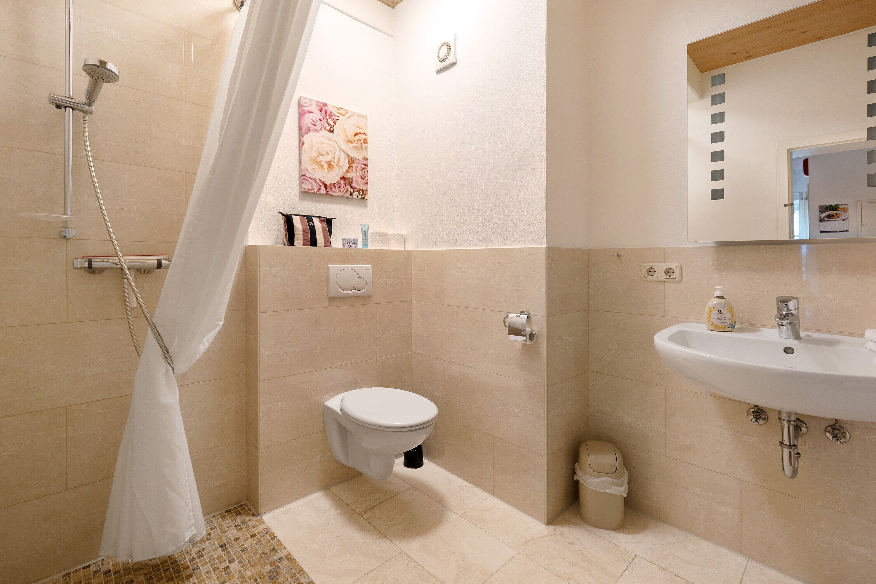 Shower, hair dryer, towels
