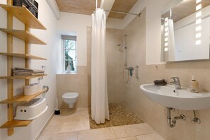 Douche, séchoir à cheveux, serviettes fournies
