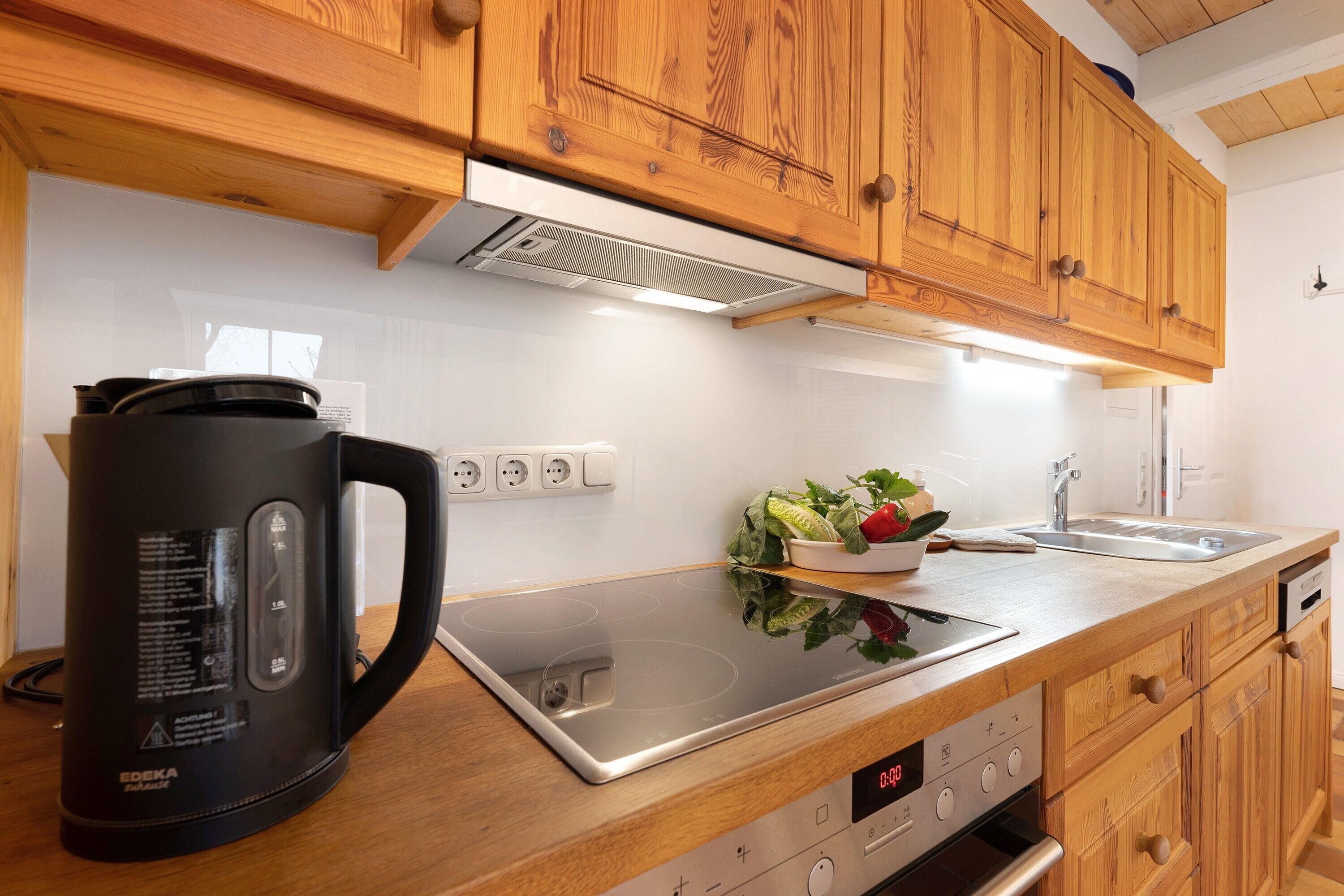 Een koelkast, een oven, een kookplaat, een vaatwasser