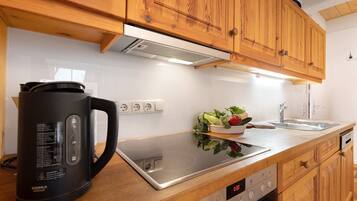 Een koelkast, een oven, een kookplaat, een vaatwasser