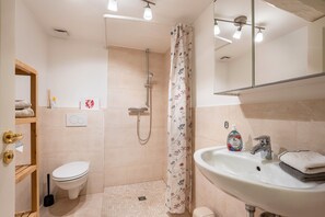 Dusche, Haartrockner, Handtücher