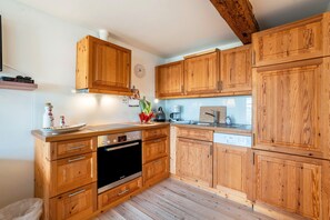 冷蔵庫、オーブン、コンロ、食器洗い機