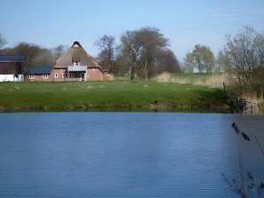 Exterior - Apartment 'Am Halbmond 3' with Private Terrace, Private Garden and Wi-Fi (Hellschen-Heringsand-Unters)
